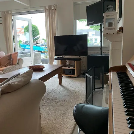 At The Water, Fire Place, Boat And Sup Rent, Near Amsterdam آلسمير